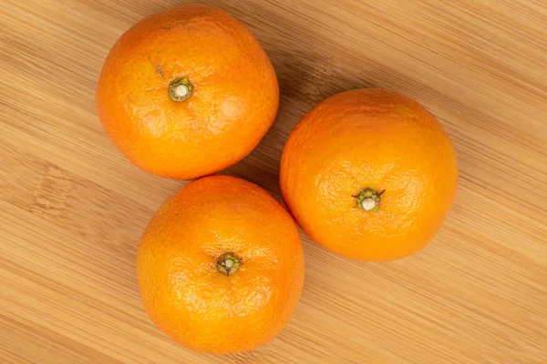 Mandarina laranja fresca em madeira clara — Fotografia de Stock