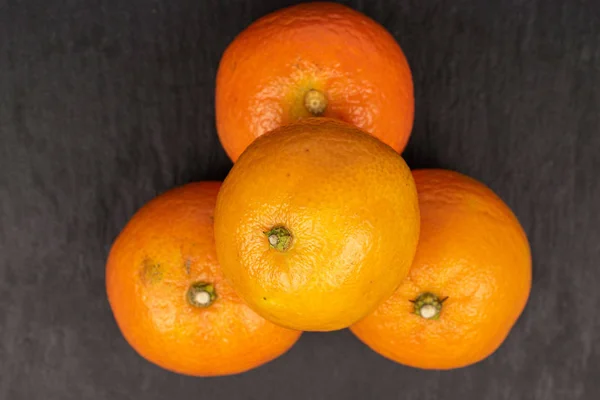 Mandarina laranja fresca sobre pedra cinzenta — Fotografia de Stock