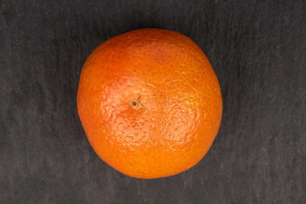 Mandarina laranja fresca sobre pedra cinzenta — Fotografia de Stock