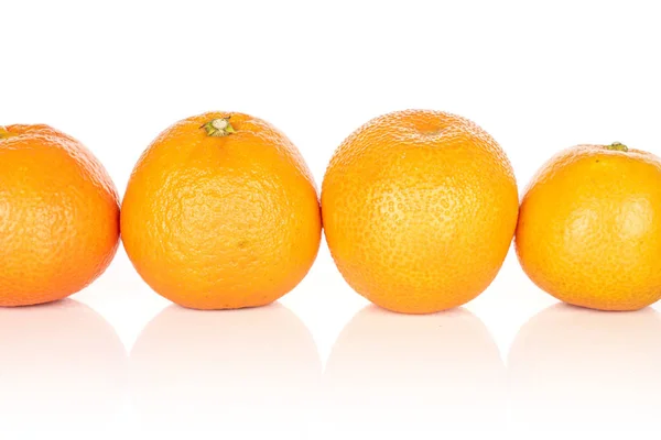 Świeże pomarańczowe mandarynki izolowane na białym — Zdjęcie stockowe