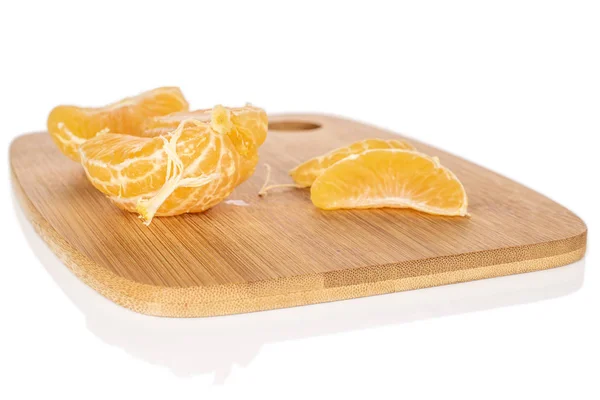 Mandarina naranja fresca aislada en blanco — Foto de Stock