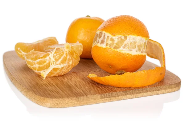 白で隔離された新鮮なオレンジみかん — ストック写真