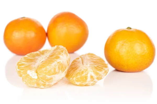 Frische orange Mandarine isoliert auf weiß — Stockfoto