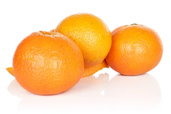 Čerstvé oranžové mandarinky izolované na bílém — Stock fotografie