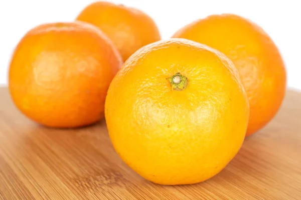 Mandarina laranja fresca isolada sobre branco — Fotografia de Stock