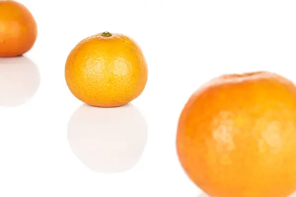 Frische orange Mandarine isoliert auf weiß — Stockfoto