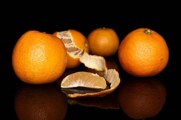 Mandarina naranja fresca aislada en vidrio negro —  Fotos de Stock