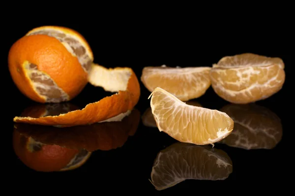 Mandarine orange fraîche isolée sur verre noir — Photo