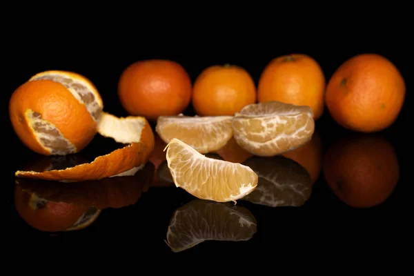 Mandarina naranja fresca aislada en vidrio negro —  Fotos de Stock