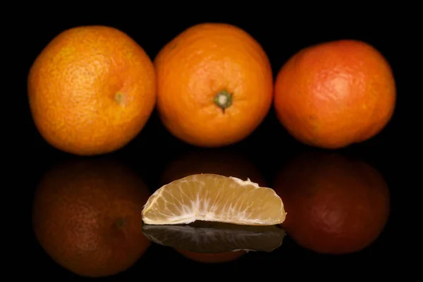 Mandarina laranja fresca isolada em vidro preto — Fotografia de Stock