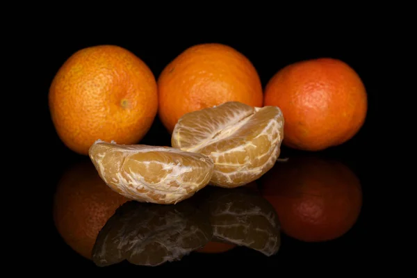 Mandarina naranja fresca aislada en vidrio negro —  Fotos de Stock