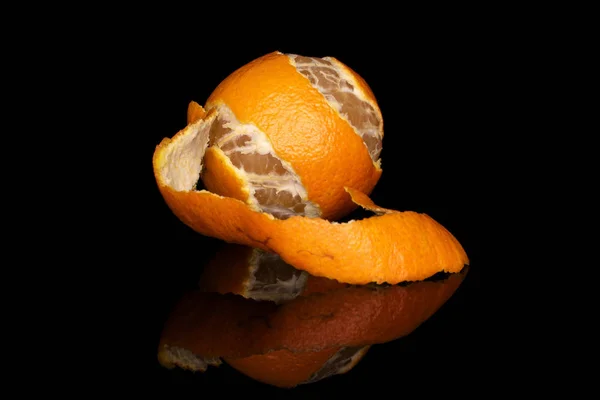 Čerstvé oranžové mandarinky izolované na černém skle — Stock fotografie