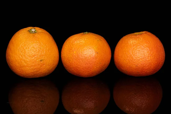 Μανδαρίνος νωπός πορτοκαλιάς απομονωμένος σε μαύρο γυαλί — Φωτογραφία Αρχείου
