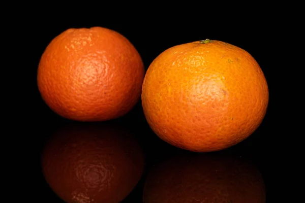 Mandarina laranja fresca isolada em vidro preto — Fotografia de Stock