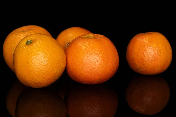 Mandarina laranja fresca isolada em vidro preto — Fotografia de Stock