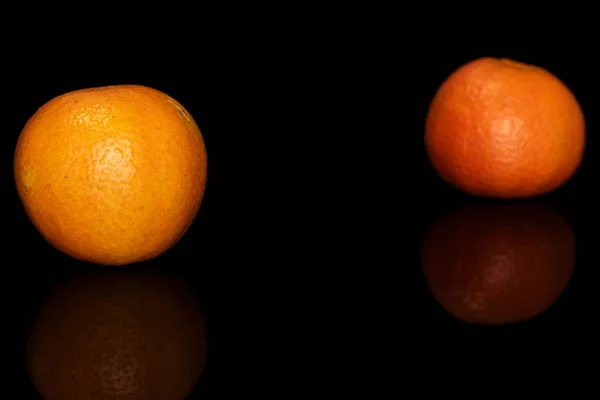 Frische orange Mandarine isoliert auf schwarzem Glas — Stockfoto