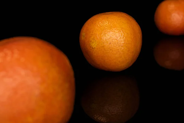 Mandarina laranja fresca isolada em vidro preto — Fotografia de Stock