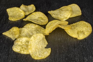 Gri taşta çıtır patates cipsi