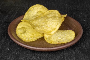 Gri taşta çıtır patates cipsi