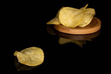 Siyah camda izole edilmiş çıtır patates cipsi.