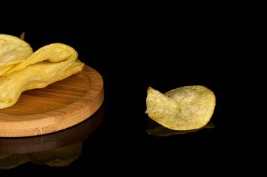 Siyah camda izole edilmiş çıtır patates cipsi.