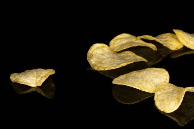 Siyah camda izole edilmiş çıtır patates cipsi.