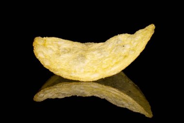 Siyah camda izole edilmiş çıtır patates cipsi.