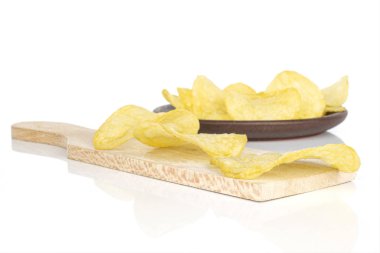 Beyaza izole edilmiş çıtır patates cipsi.