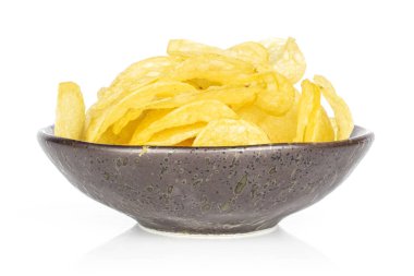 Beyaza izole edilmiş çıtır patates cipsi.