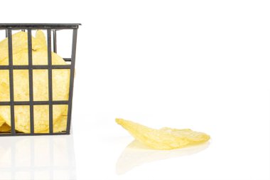 Beyaza izole edilmiş çıtır patates cipsi.