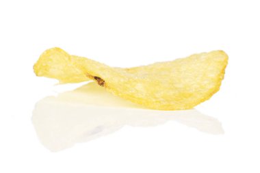 Beyaza izole edilmiş çıtır patates cipsi.