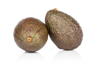 Taze yeşil avokado beyaz üzerinde izole