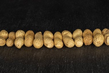 Gri taşın üzerinde lezzetli bej fıstıklar