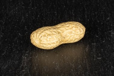 Gri taşın üzerinde lezzetli bej fıstıklar