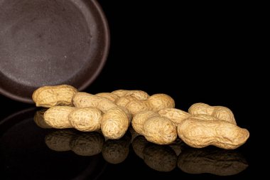 Siyah camda izole edilmiş bej fıstıklı