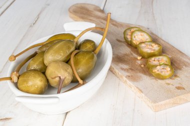 Gri ahşap üzerinde yeşil turşulu gebre otu