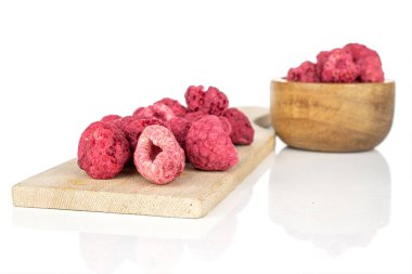 Kurutulmuş kırmızı ahududu beyaza izole edilmiş.