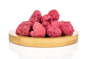 Kurutulmuş kırmızı ahududu beyaza izole edilmiş.