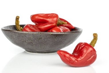 Acı biber turşusu beyaz üzerine izole edilmiş.