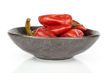 Acı biber turşusu beyaz üzerine izole edilmiş.