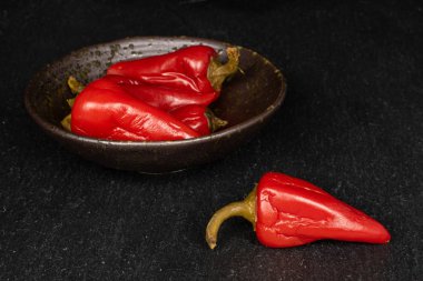 Gri taşta acı biber turşusu