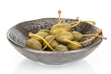 Yeşil turşulu kapari beyazda izole edilmiş.