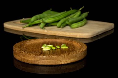 Siyah camda izole edilmiş taze fasulye.