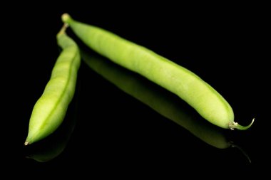 Siyah camda izole edilmiş taze fasulye.