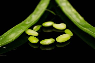 Siyah camda izole edilmiş taze fasulye.