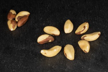 Kahverengi fındık gri taşta