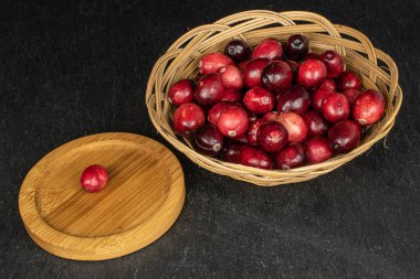 Gri taşta taze kırmızı kızılcık