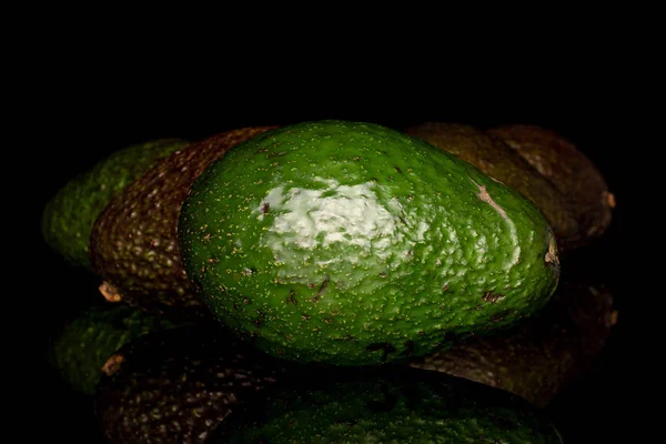 Aguacate verde fresco aislado en vidrio negro — Foto de Stock