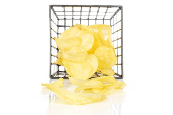 Chrupiące chipsy ziemniaczane izolowane na białym — Zdjęcie stockowe