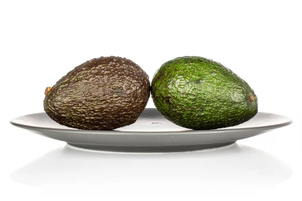 Aguacate verde fresco aislado sobre blanco — Foto de Stock